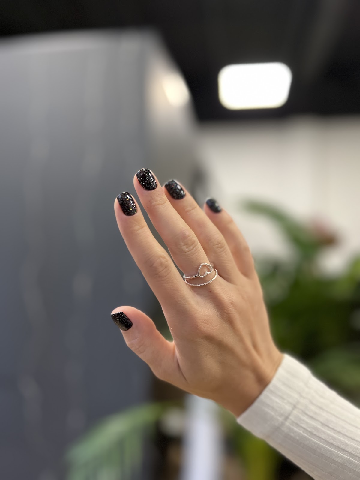 Ciemny brokatowy manicure hybrydowy