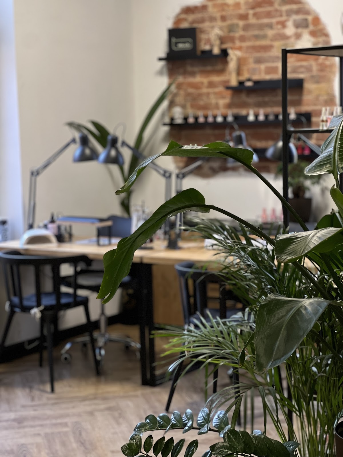 Wnętrze ICON Beauty Studio, stanowisko do manicure przy odsłoniętej ceglanej ścianie