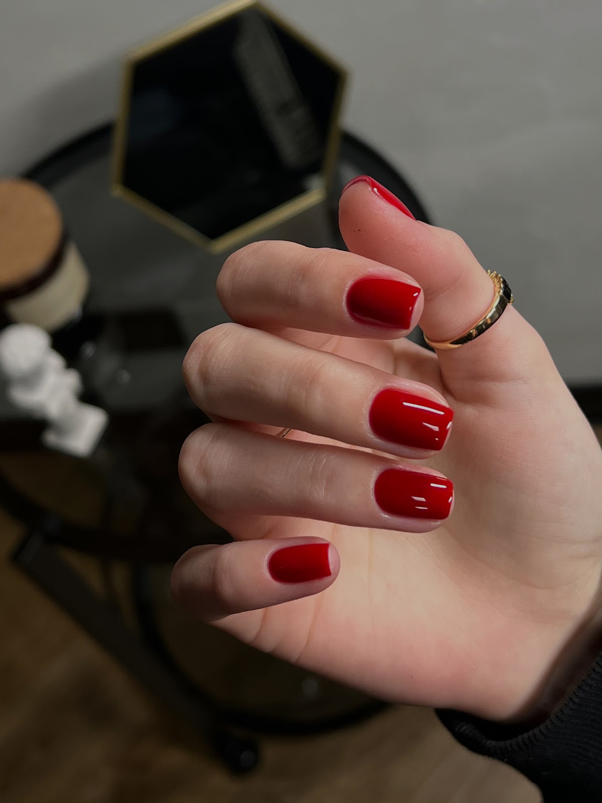 Czerwony manicure w klasycznym wykończeniu