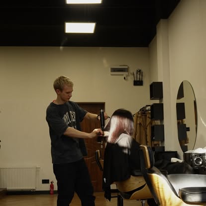 Fryzjer Artem podczas modelowania włosów klientki w ICON Beauty Studio