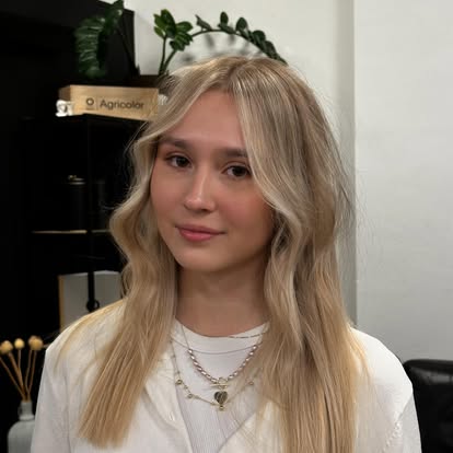 Efekt pielęgnacji i koloryzacji włosów w naturalnym blondzie